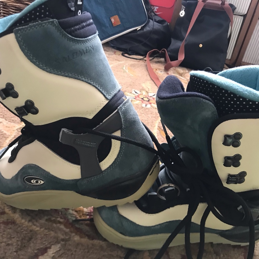 Salomon snow boots. Amazing condition.